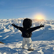 69岁扶拐过中门