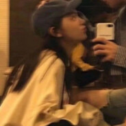 猫在屋檐下小憩.