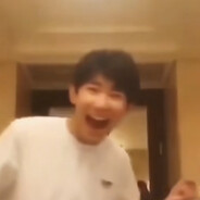 她说话有股孩子气