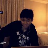 头戴三叉束发紫金冠