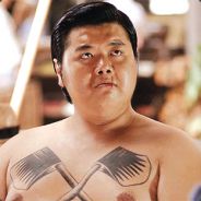 小学生暴打成年狗