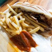 Kebab frites sauce harissa