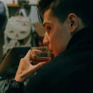 看着女主播就搂