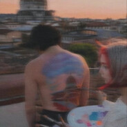 芙蓉何故画胭脂