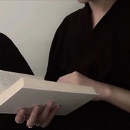 淡黄的长裙 蓬松的头发