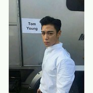 眉头一皱退至身后