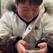 蜷缩成堆堆玩手机的彪