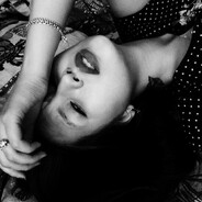 Devochka_s_persikami