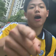 给女大学生涂身体乳