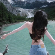 她说小时候太阳晒黑的.