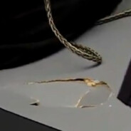 被Niko一拳砸摔的桌子