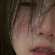 手指沾的不是水