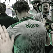 大虾高举双钳，威风不减当年