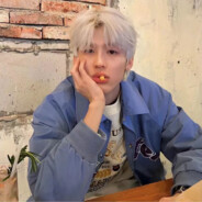 把玫瑰藏在身后