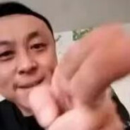 老人孩子先架枪