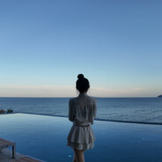 抱着小猫去看海呀