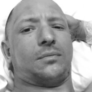 Tomasz Chada z okna wypada