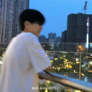 吃果盘的小男孩