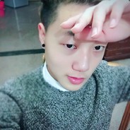 拿着钢枪的秋田犬