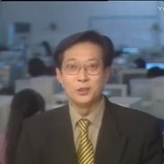 人群之中钻出一个光头