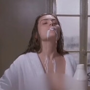 她说嘴边的是酸奶