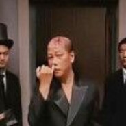 斧头帮打手抠鼻子