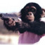 Macaco com pistolinhas