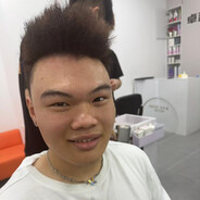 阳阳对着展架打飞给