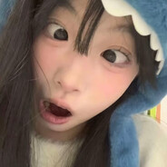 她脸上有一股孩子气