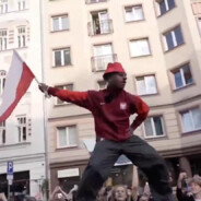 猫が彼女の後ろにいる