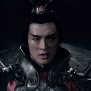 头戴冠体挂袍身披铠腰系带骑赤兔吕小布是也