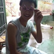 在河边游走的熊