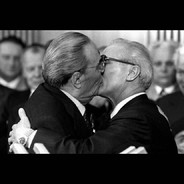 看谁更加GAY里气