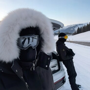 龙卷风摧毁停车场