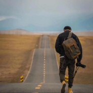 她转身，不再回头