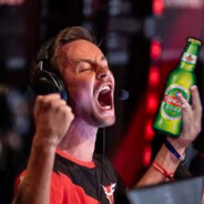 手握青啤食人魔