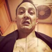 八十岁老大爷扶墙走