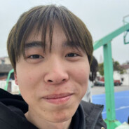 绿色篮筐下的憔悴少年