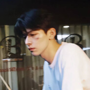 得一玫瑰，弃漫山野花