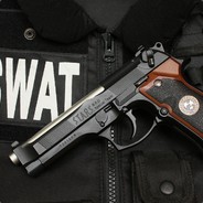 举起手来，抢钱