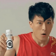 手持方天戟坐下赤兔马