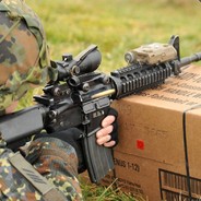 队友刮痧边笑边刷