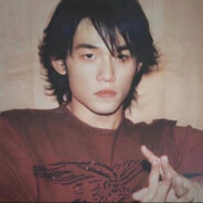 抱着奶瓶喝牛奶