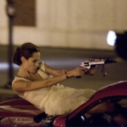 一个玩枪的女银