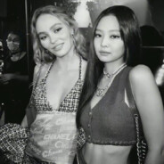 泡在水里的女子