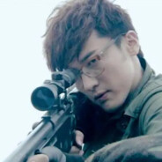 戴紫金冠手持方天戟坐