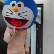 不时轻声地以藏语遮羞