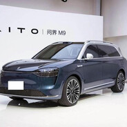 问界M9一头撞进包点