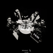 她脱下粉色蕾丝