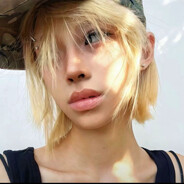 她说话一股孩子气